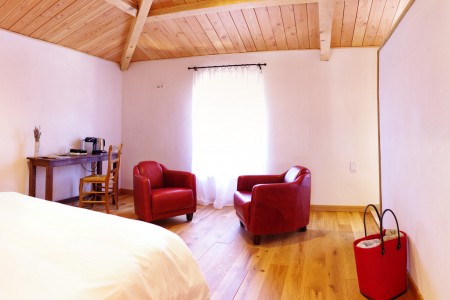 en entrant dans la chambre