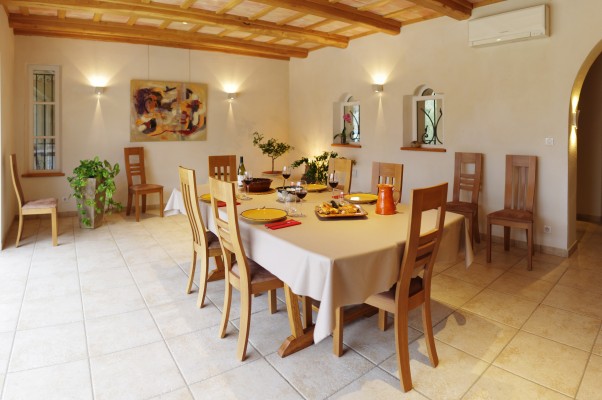 Le repas du soir est servi dans la salle à manger